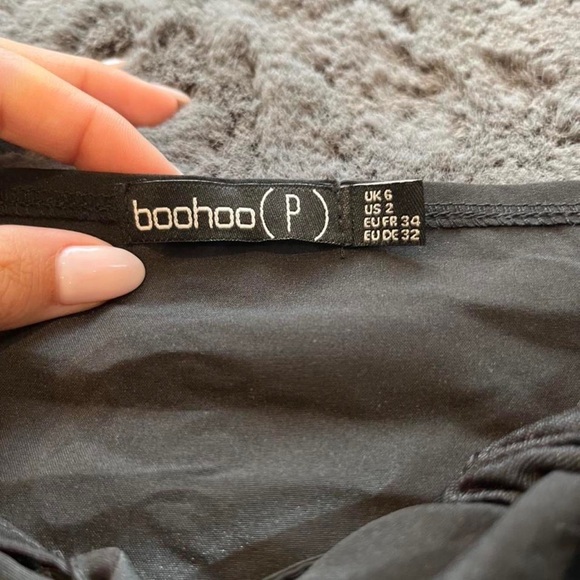 Boohoo black long sleeve crop top
Puff sleeve and buttons
Never worn - Picture 3 of 3